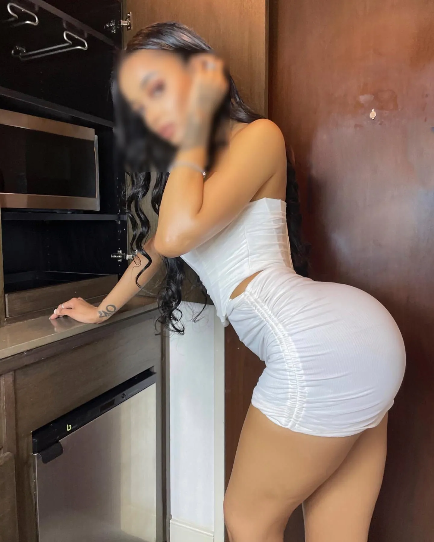 Loacl African Escort Zola in Delhi Showing her Big Ass