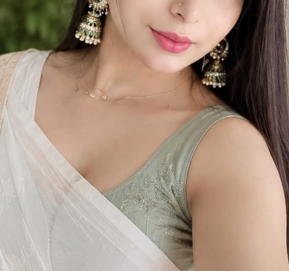 Housewife Chandrsila in Nehru place, Delhi