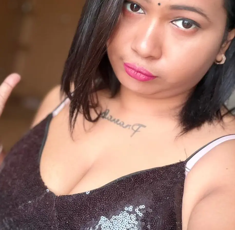 Hot Nepali beauty Panchi in Hazrat Nizamuddin, Delhi